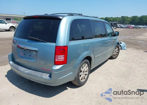 2009 Chrysler Town & Country Touring z USA, uszkodzony, nr VIN 2A8HR54149R570992